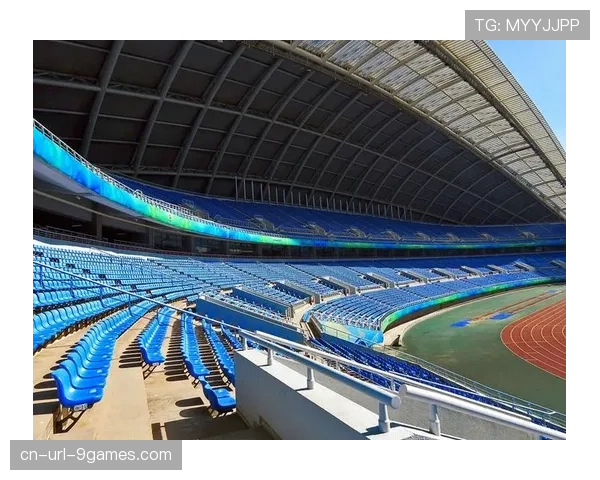 通讯：沈阳奥体中心外的巨幅海报，记录着辽宁男篮的十年风雨